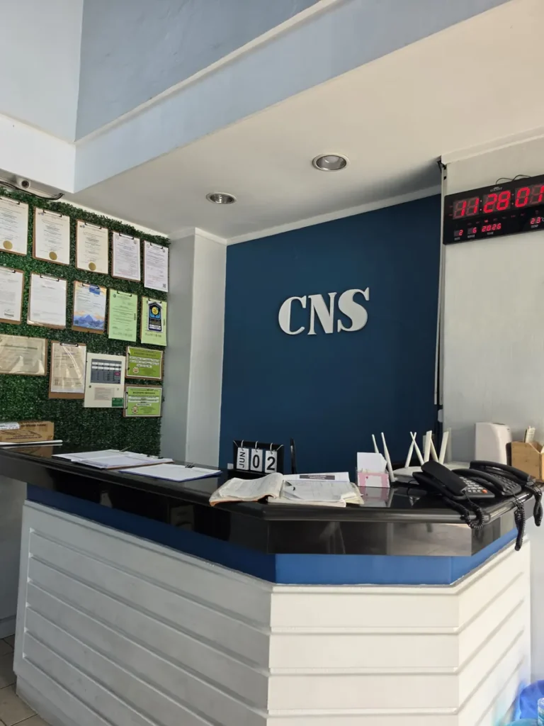 필리핀 바기오 CNS어학원 오피스 CNS 로고 리셉션 데스크