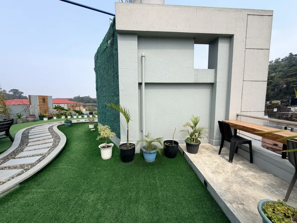 필리핀 바기오 CNS어학원 옥상라운지 인조잔디 산책로와 화분