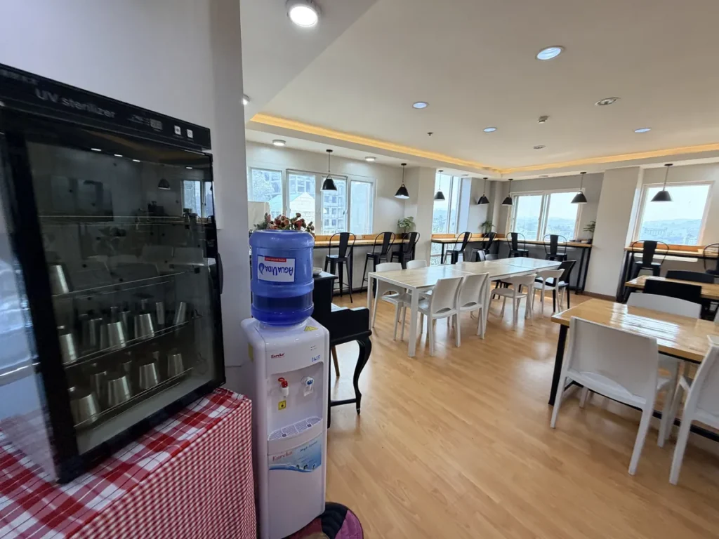필리핀 바기오 CNS어학원 식당 정수기와 식기 살균기