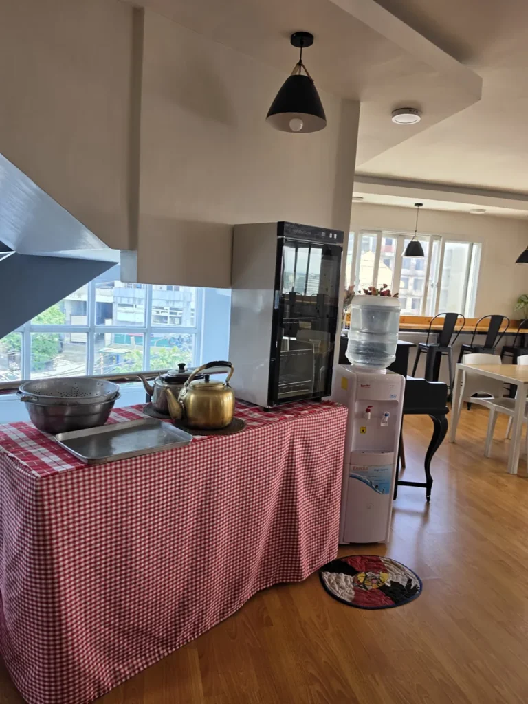 필리핀 바기오 CNS어학원 식당 배식대와 주전자