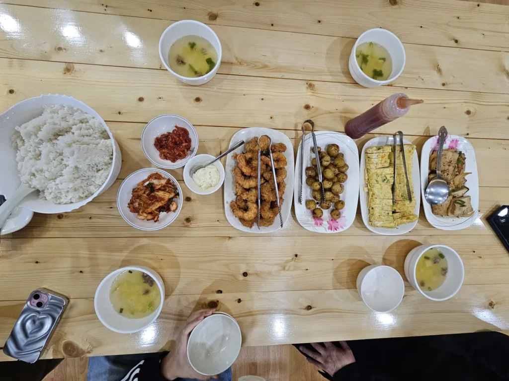 필리핀 바기오 CNS어학원 식사 쌀밥과 새우튀김 알감자 반찬