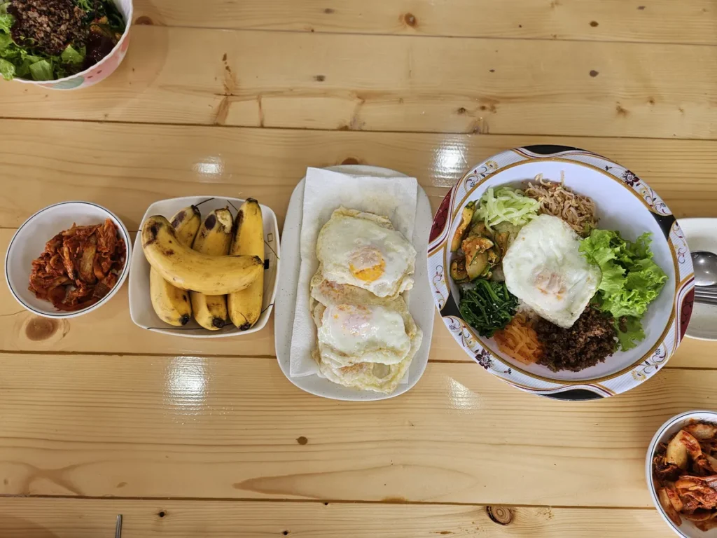 필리핀 바기오 CNS어학원 식사 비빔밥과 계란프라이 바나나