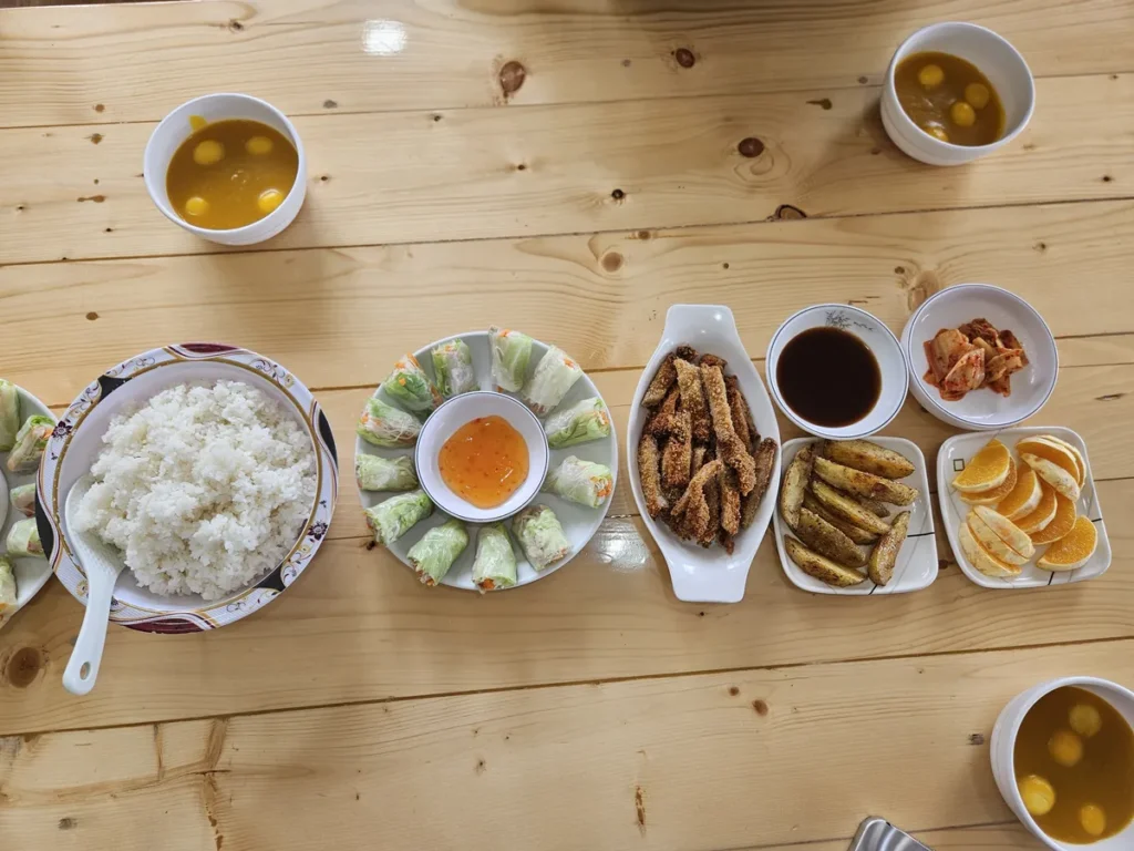 필리핀 바기오 CNS어학원 식사 월남쌈과 쌀밥 튀김 오렌지
