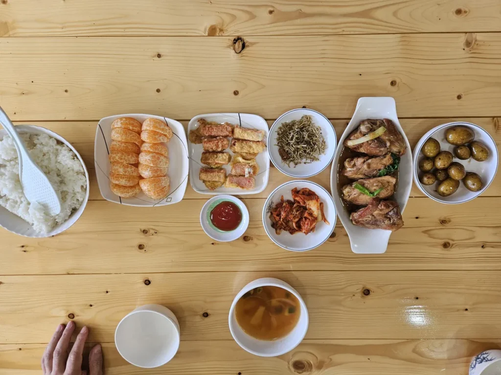 필리핀 바기오 CNS어학원 식사 쌀밥과 치킨조림 알감자 반찬