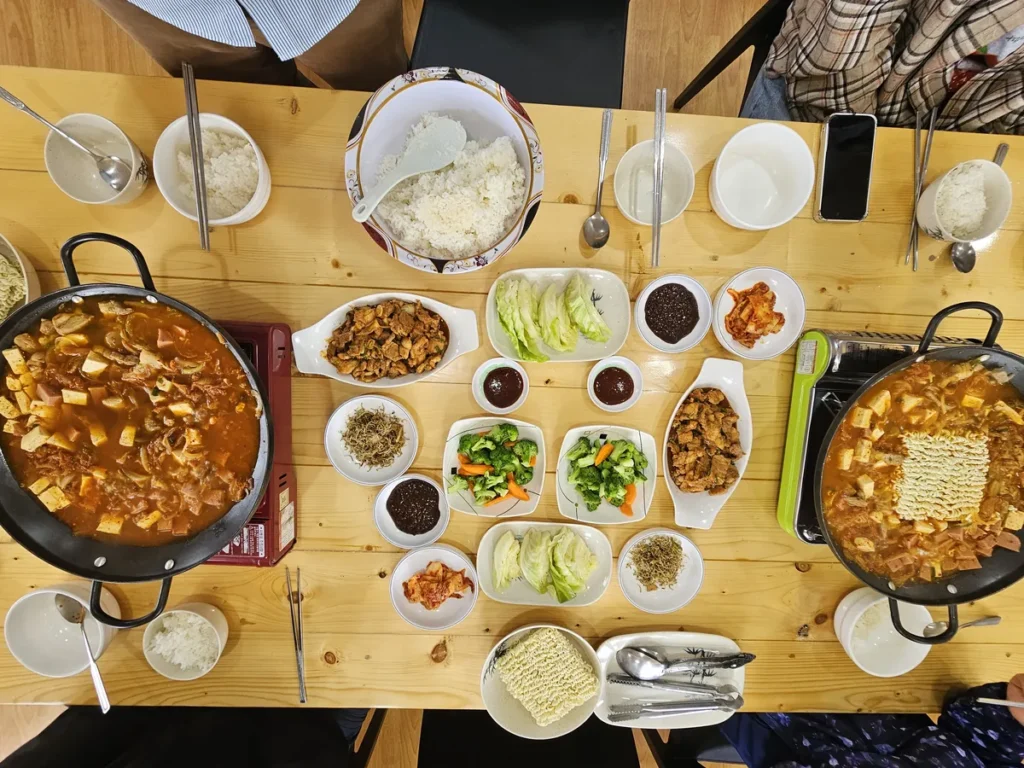 필리핀 바기오 CNS어학원 식사 부대찌개와 다양한 반찬 한 상