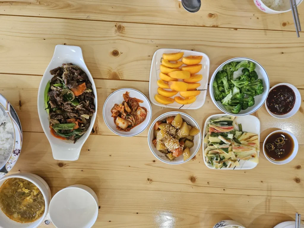 필리핀 바기오 CNS어학원 식사 불고기와 브로콜리 황도 반찬