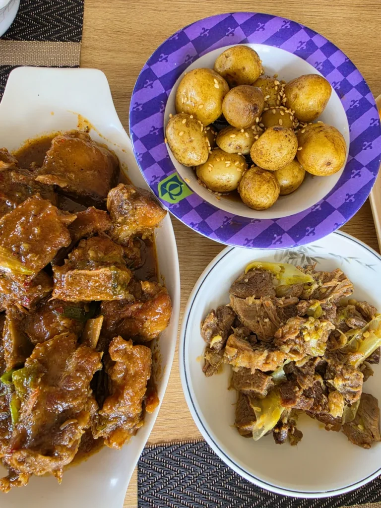 필리핀 바기오 CNS어학원 식사 갈비찜과 알감자 수육 반찬