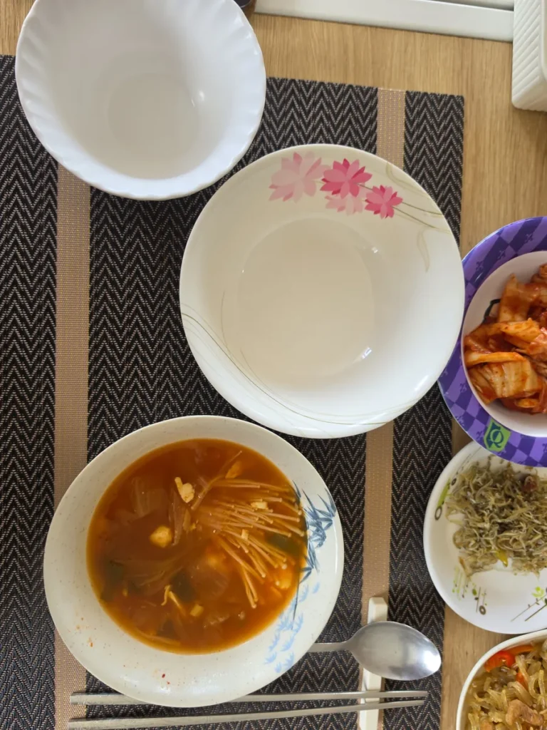 필리핀 바기오 CNS어학원 식사 김칫국과 반찬 차림
