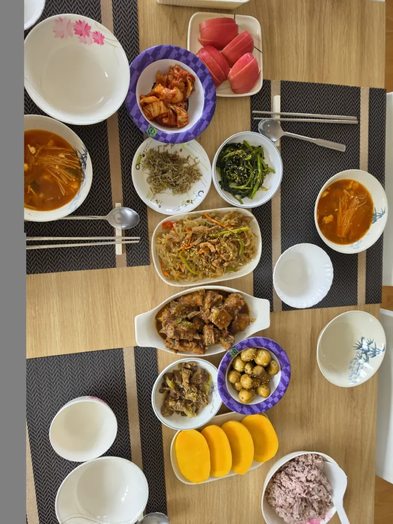 필리핀 바기오 CNS어학원 식사 잡채와 갈비찜 망고 한정식 차림
