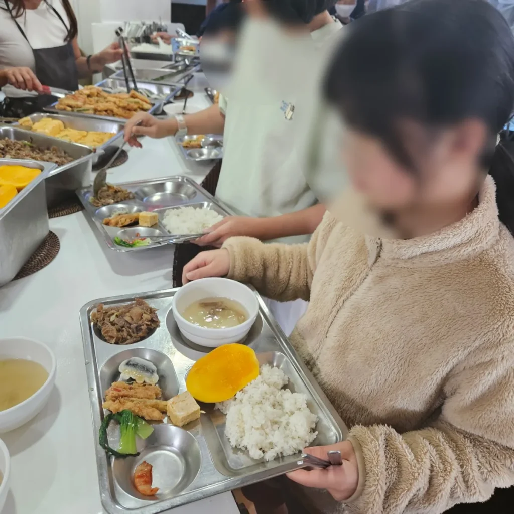필리핀 바기오 CNS어학원 식사 식판에 음식 담는 학생들