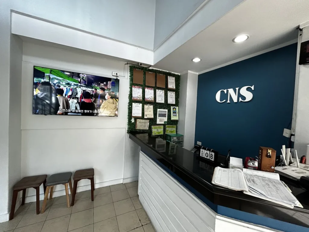 필리핀 바기오 CNS어학원 입구 로비 CNS 로고 리셉션 데스크