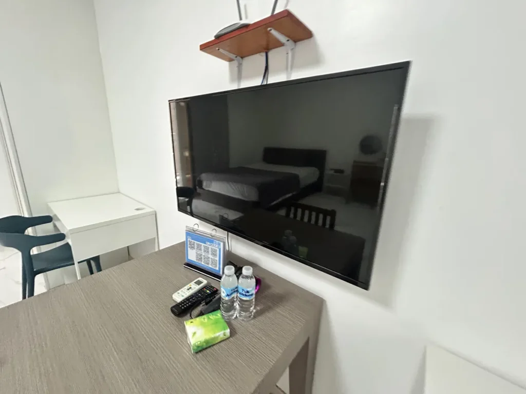 필리핀 클락 TALK어학원 기숙사 벽걸이 TV와 책상
