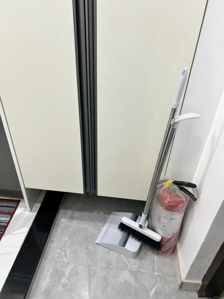 필리핀 클락 TALK어학원 기숙사 청소도구 빗자루와 쓰레받기