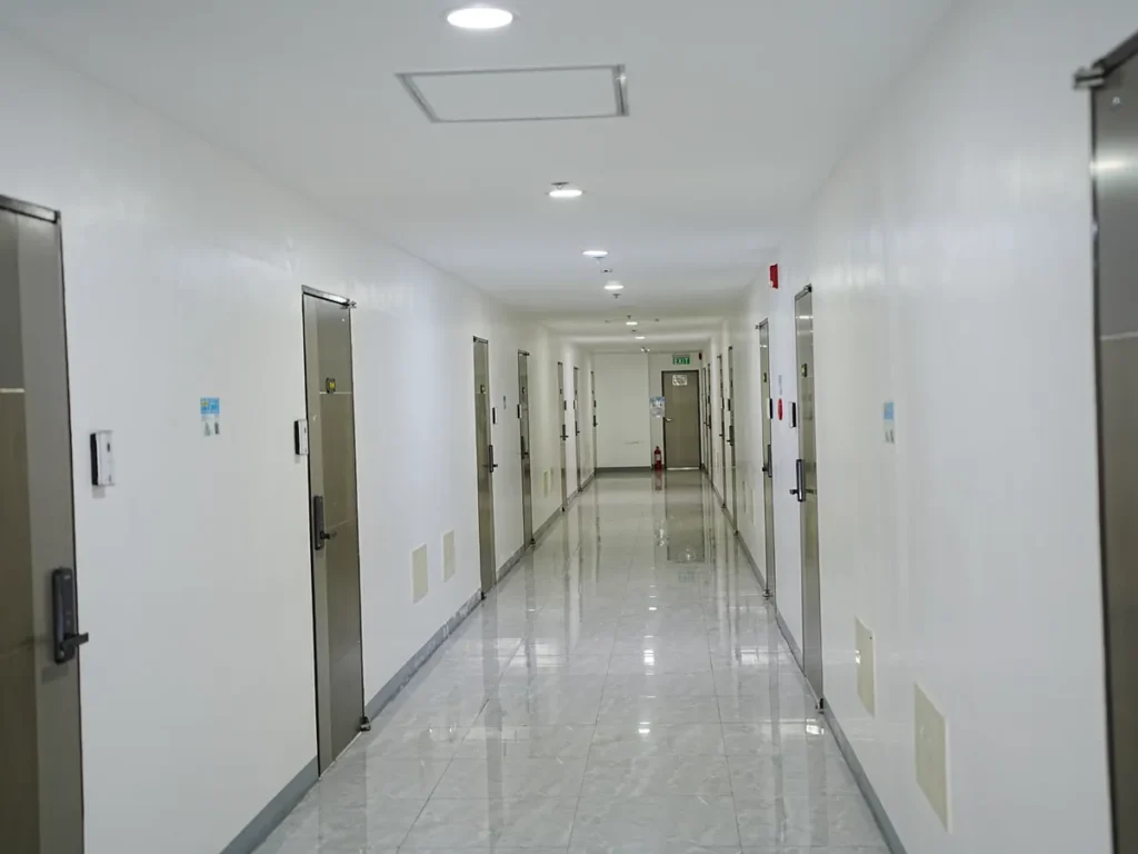 필리핀 클락 TALK어학원 기숙사 객실 문 늘어선 밝은 복도