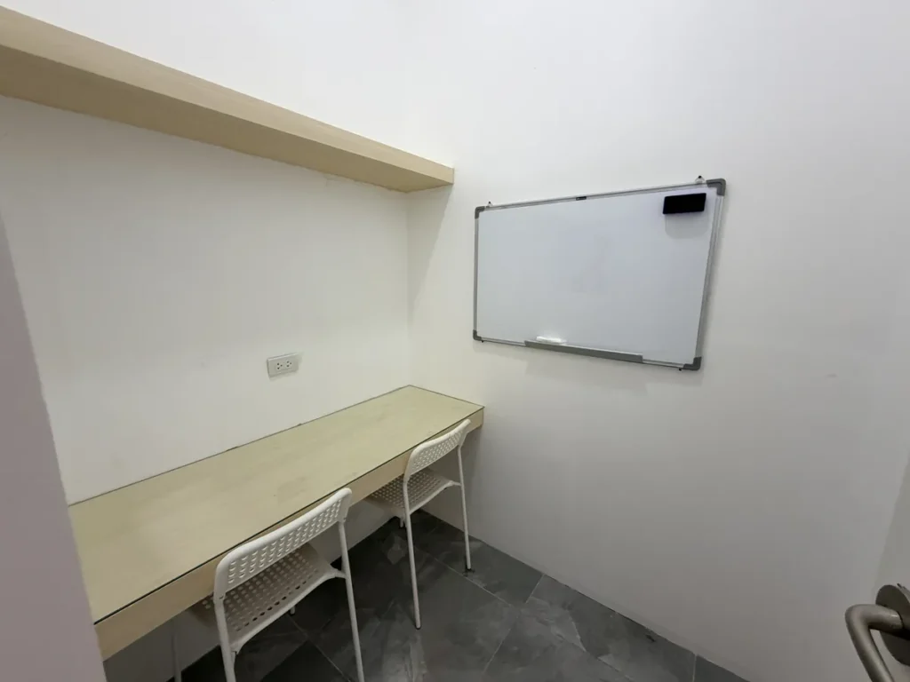 필리핀 클락 TALK어학원 1대1 수업실 책상과 화이트보드
