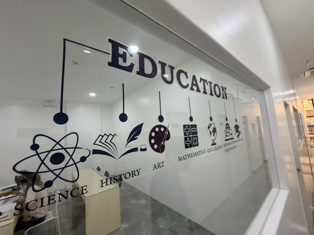 필리핀 클락 TALK어학원 EDUCATION 글자 장식 유리벽