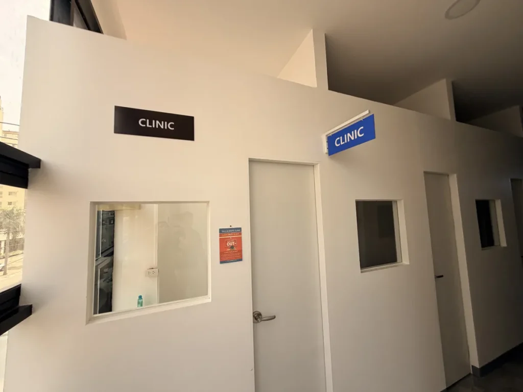 필리핀 클락 TALK어학원 의무실 CLINIC 안내판과 진료실