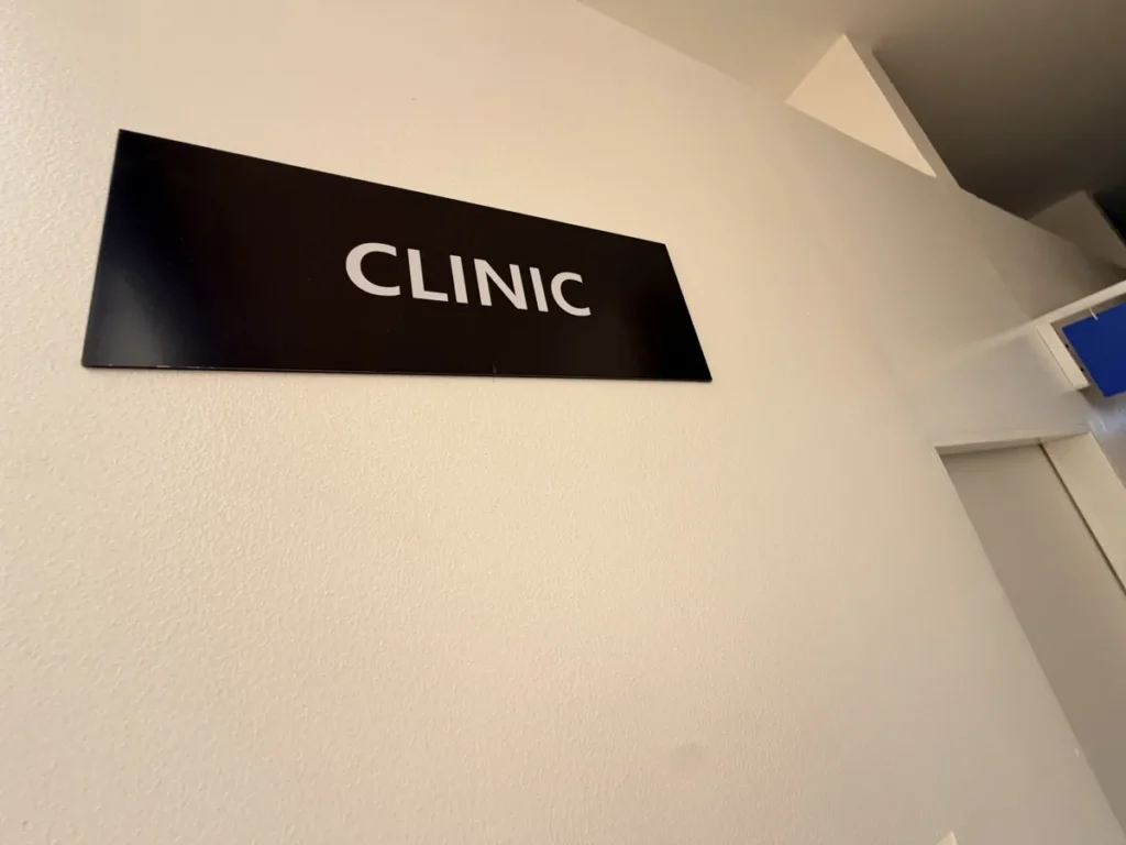 필리핀 클락 TALK어학원 의무실 CLINIC 검정 안내판