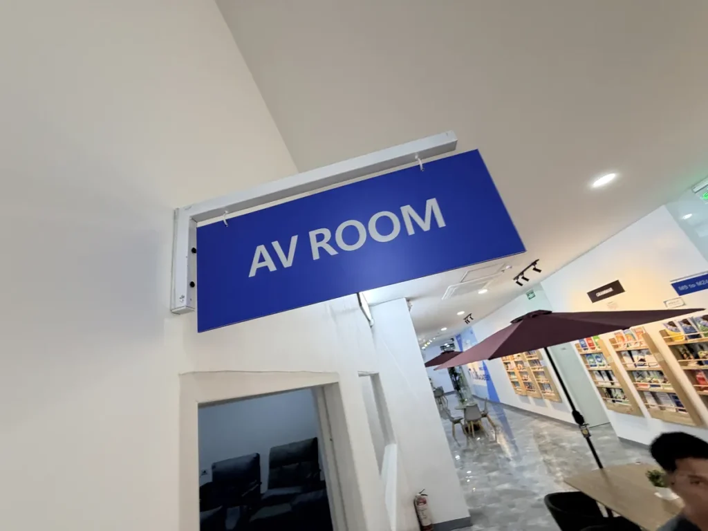 필리핀 클락 TALK어학원 시청각실 AV ROOM 안내판