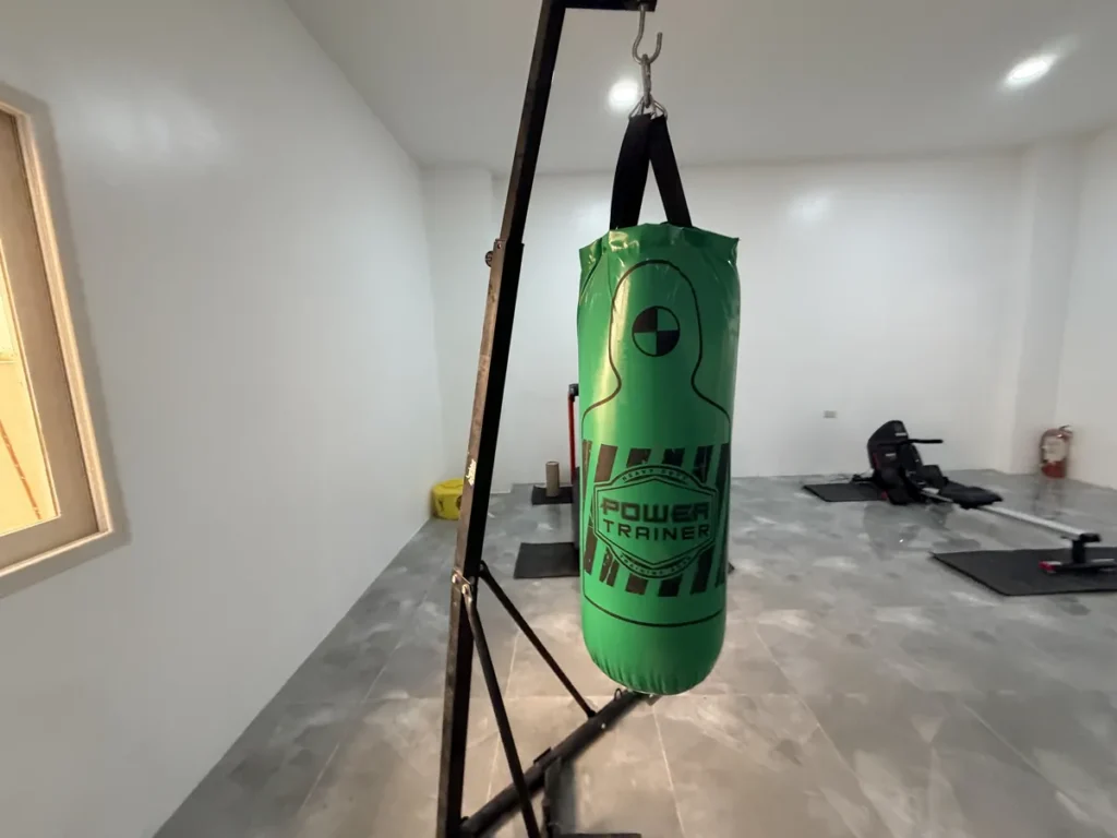 필리핀 클락 TALK어학원 헬스장 그린 샌드백과 매트