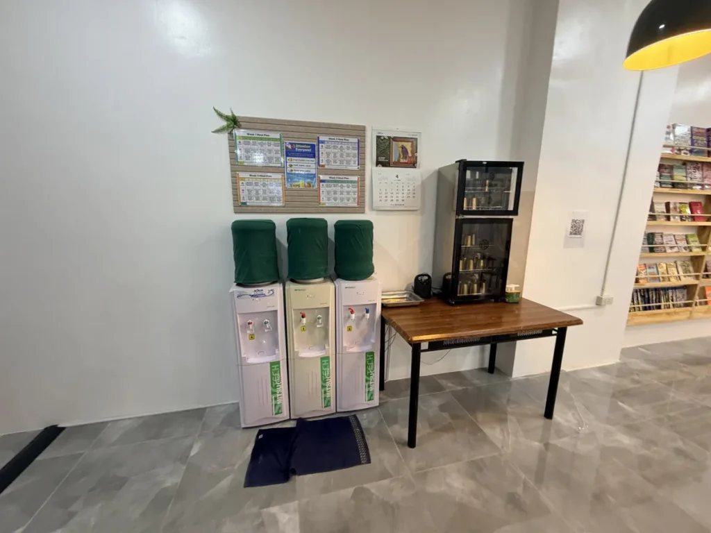 필리핀 클락 TALK어학원 식당 정수기와 컵 보관대