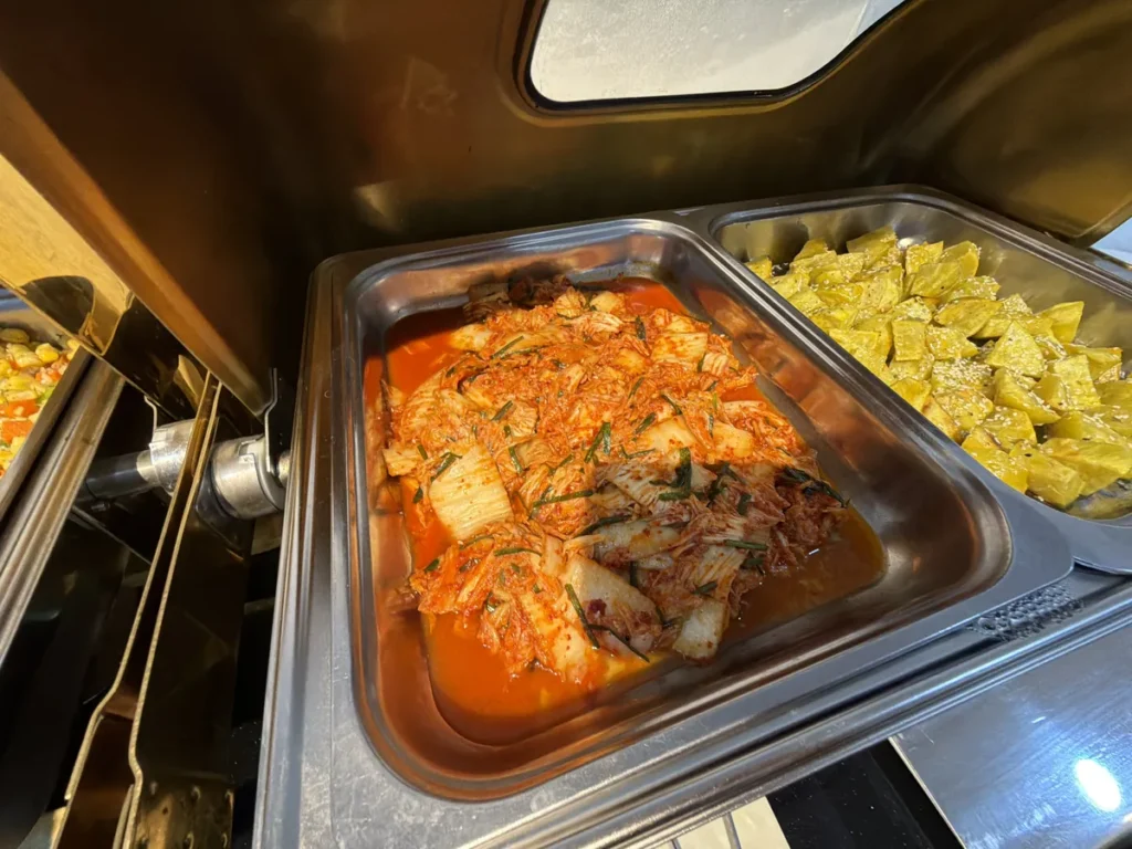 필리핀 클락 TALK어학원 김치와 무침 반찬 뷔페