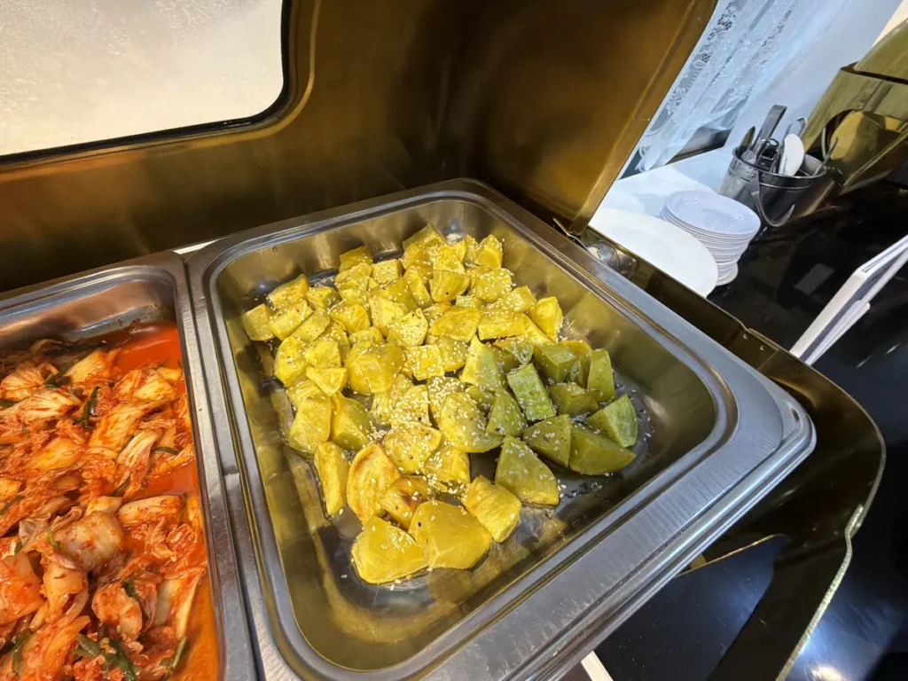필리핀 클락 TALK어학원 단호박 조림 반찬과 김치