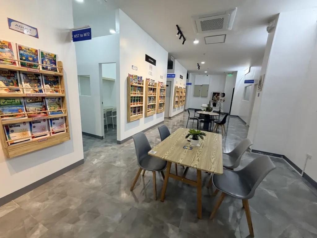 필리핀 클락 TALK어학원 도서 진열대와 테이블 복도