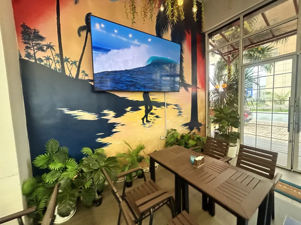 필리핀 클락 TALK어학원 주변 블루샤카 서핑 벽화와 테이블
