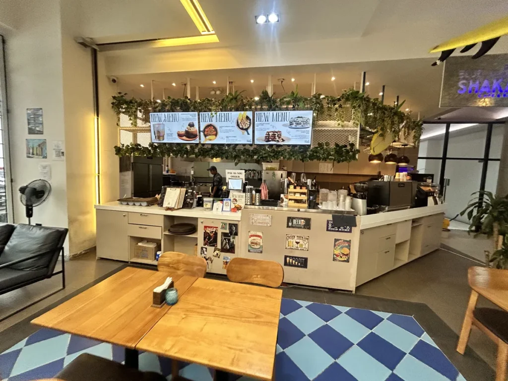 필리핀 클락 TALK어학원 주변 블루샤카 체크무늬 바닥 카운터