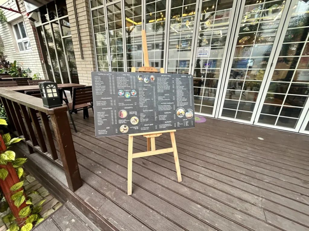 필리핀 클락 TALK어학원 주변 블루샤카 야외 메뉴판 이젤