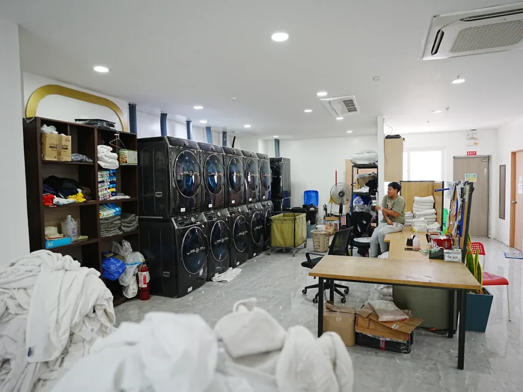 필리핀 클락 TALK어학원 주변 세탁실 세탁기와 작업 공간 전경