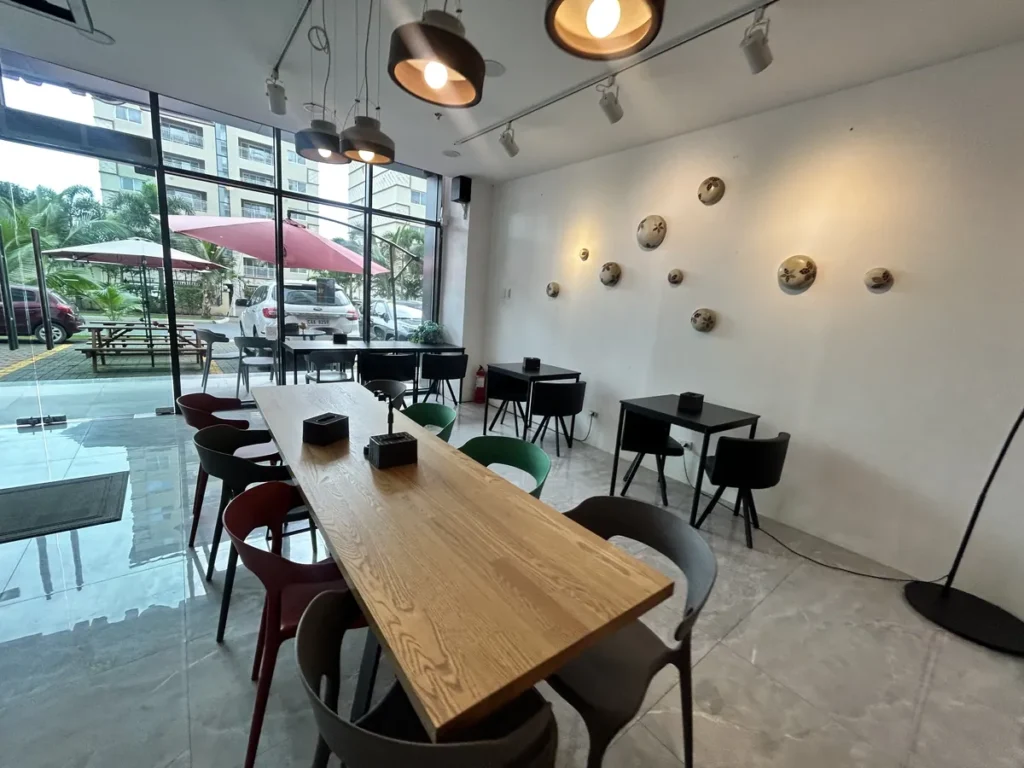 필리핀 클락 TALK어학원 주변 카페 원목 테이블 좌석
