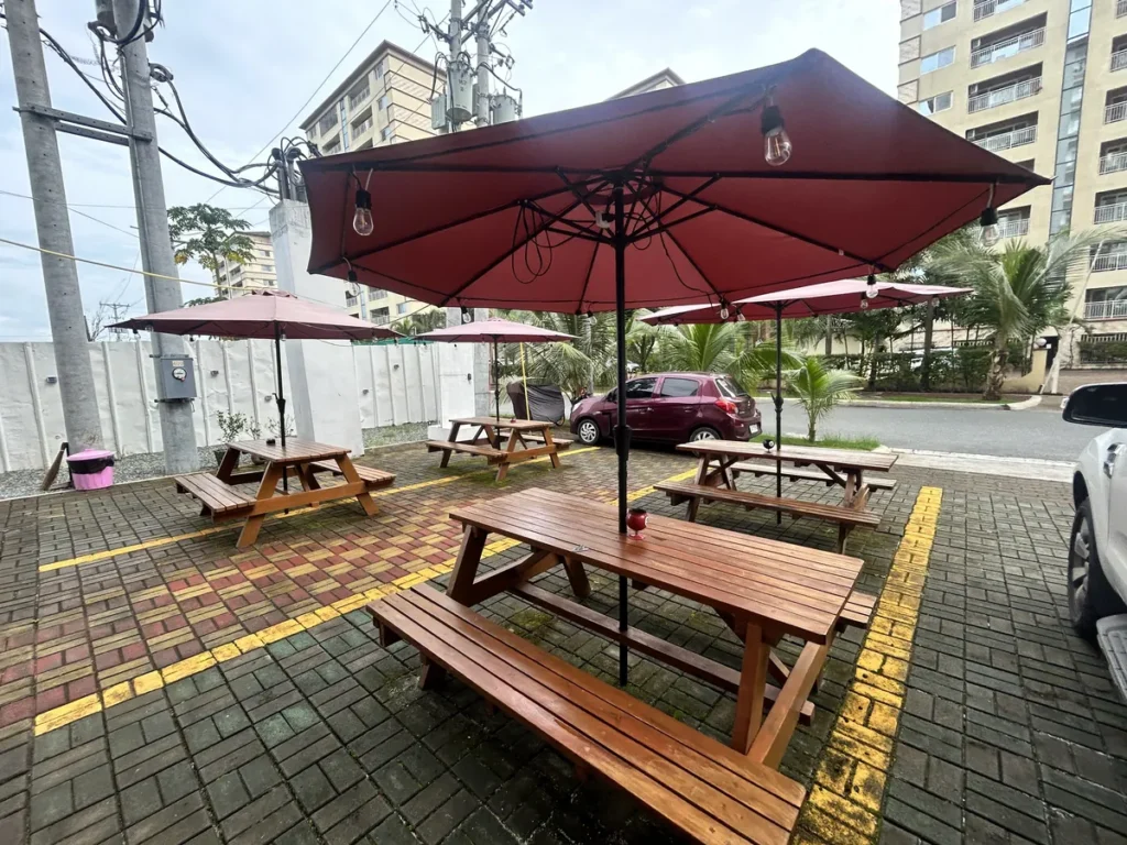 필리핀 클락 TALK어학원 주변 카페 빨간 파라솔 야외 좌석