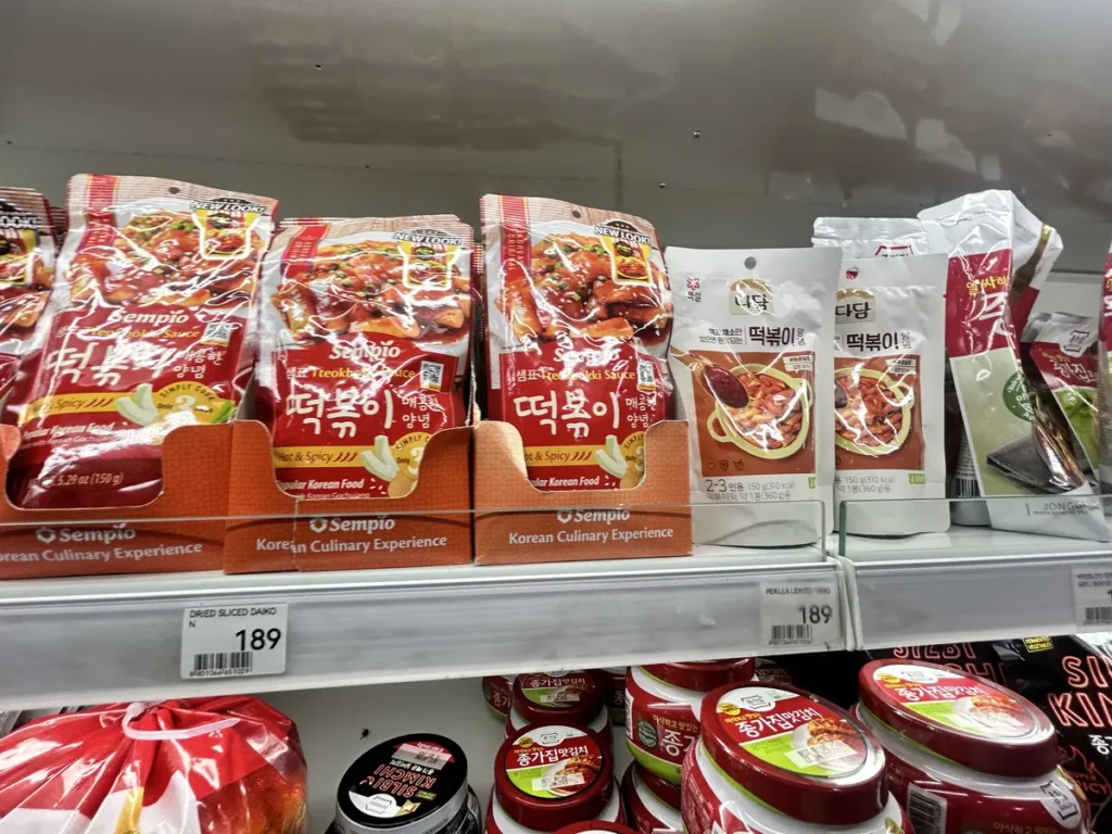 필리핀 클락 TALK어학원 주변 한인마트 떡볶이 소스 진열대