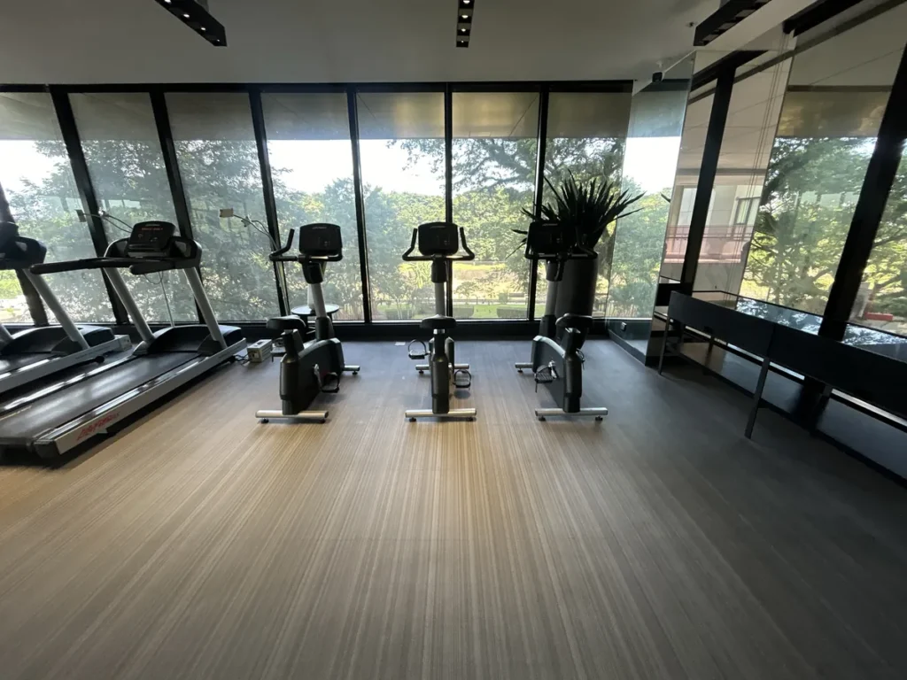 필리핀 클락 TALK어학원 주변 호텔 헬스장 실내자전거와 거울 벽