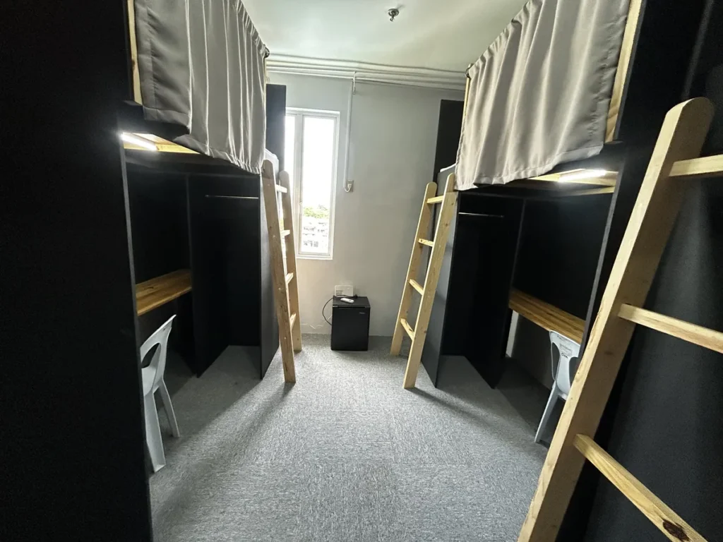 필리핀 CWA어학원 4인실 2층침대 사이 통로와 냉장고 창문