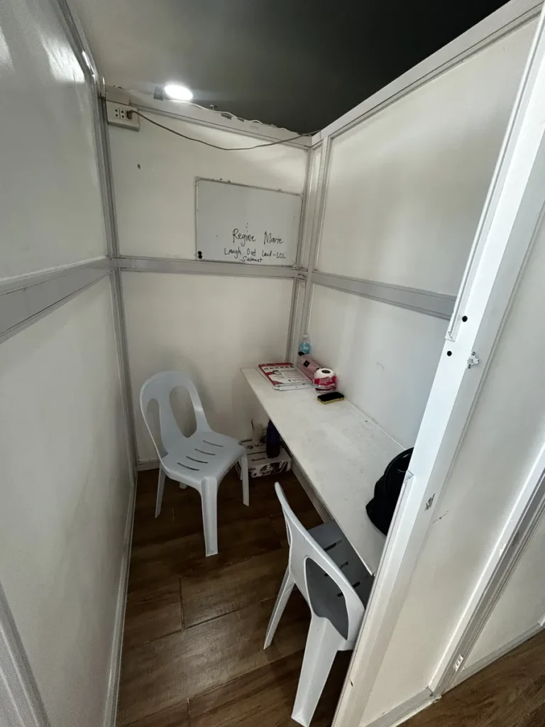 필리핀 CWA어학원 1대1 수업실 화이트보드와 책상 의자
