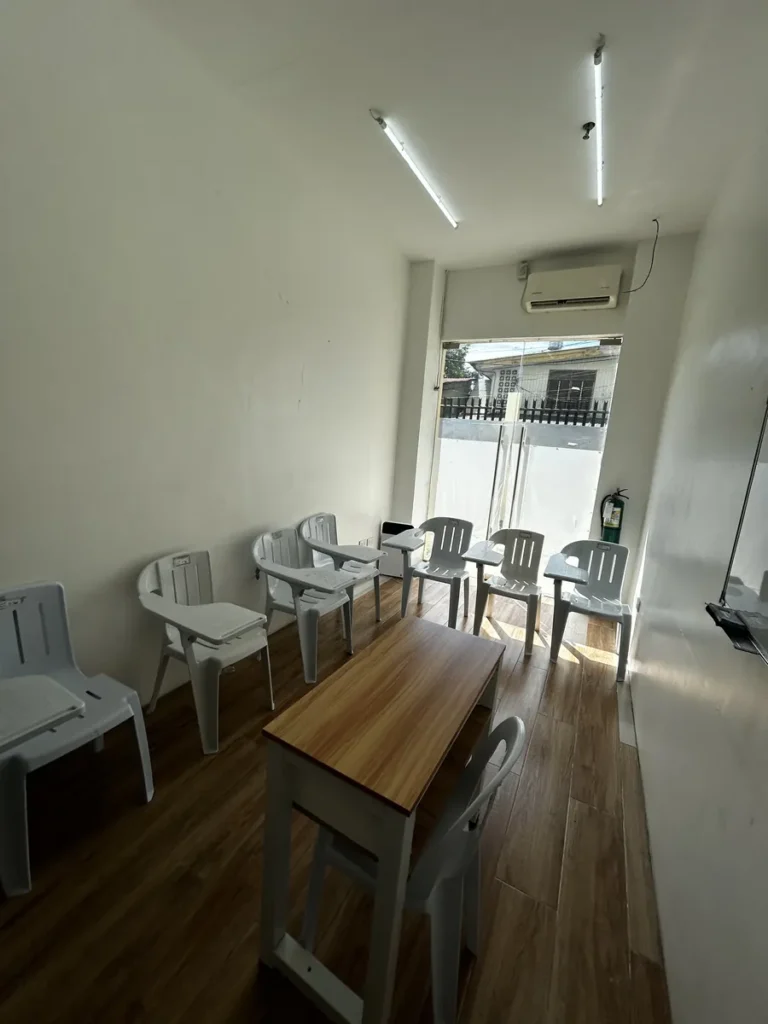 필리핀 CWA어학원 그룹수업실 책걸상과 창가 자리