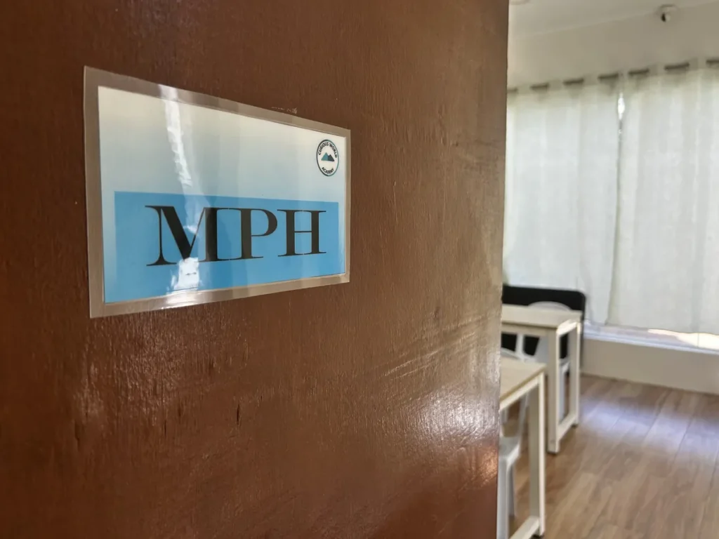 필리핀 CWA어학원 그룹수업실 MPH 안내판과 커튼 창문