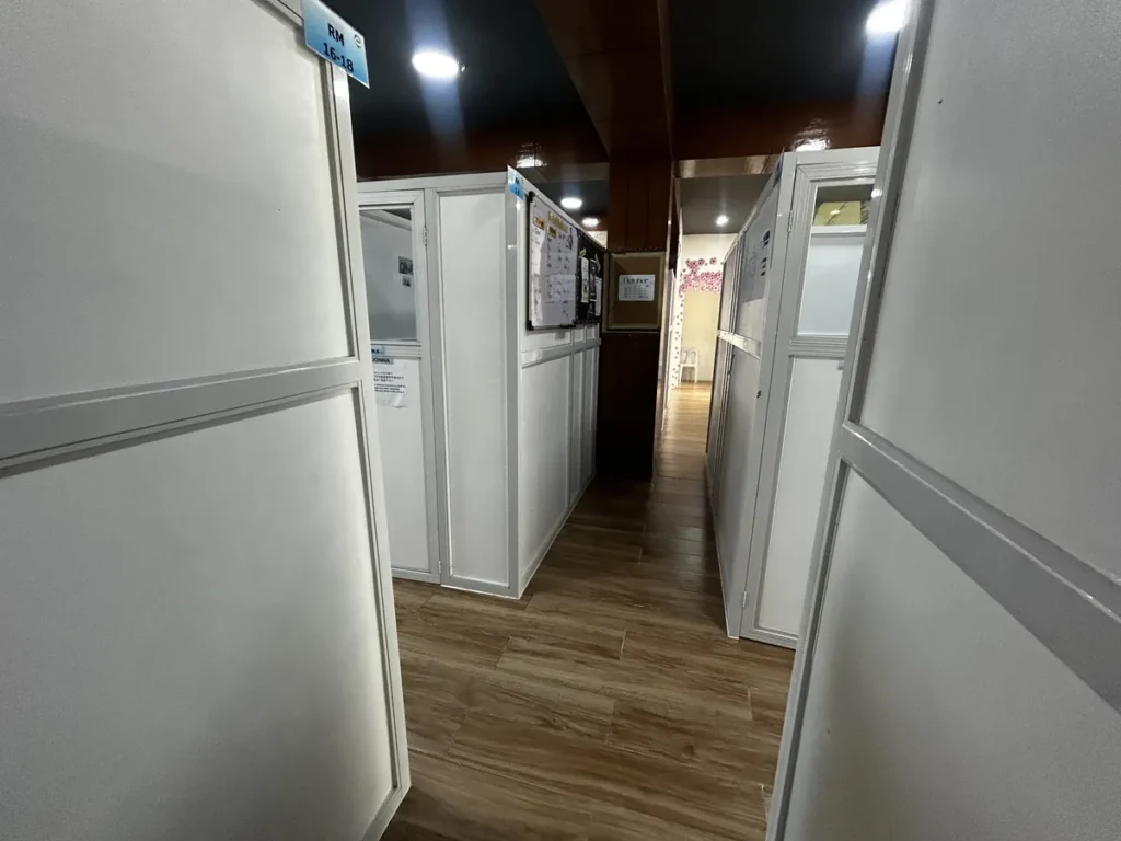 필리핀 CWA어학원 칸막이 수업실 복도 RM 16-18 안내