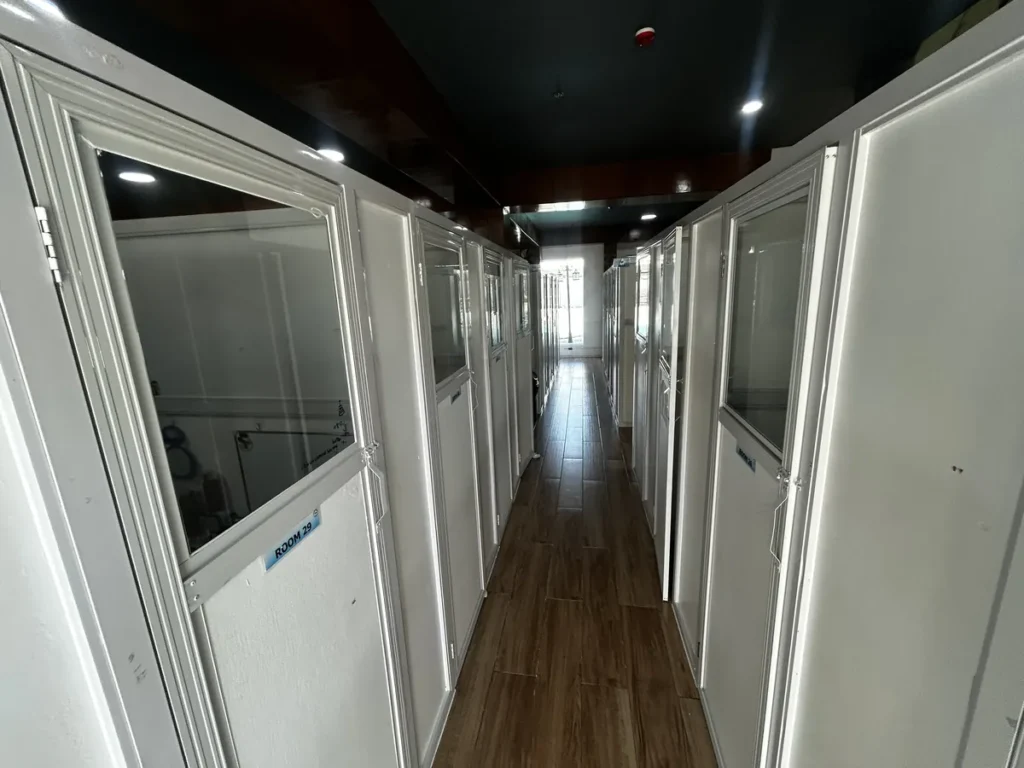 필리핀 CWA어학원 칸막이 수업실 늘어선 통로와 우드 바닥