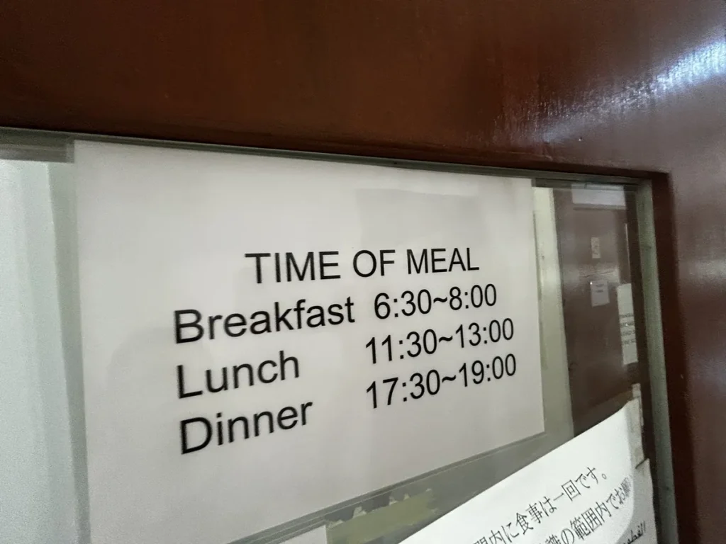 필리핀 CWA어학원 식사 시간 안내판 아침 점심 저녁