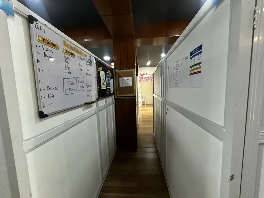 필리핀 CWA어학원 강사 대체수업 화이트보드 게시 복도