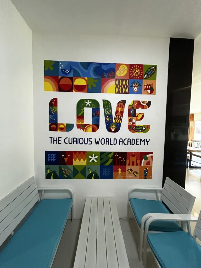 필리핀 CWA어학원 휴게공간 LOVE 벽화와 청록 벤치