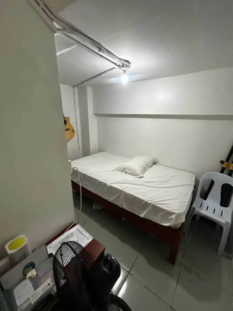 필리핀 CWA어학원 의무실 침대와 선풍기 화이트 의자