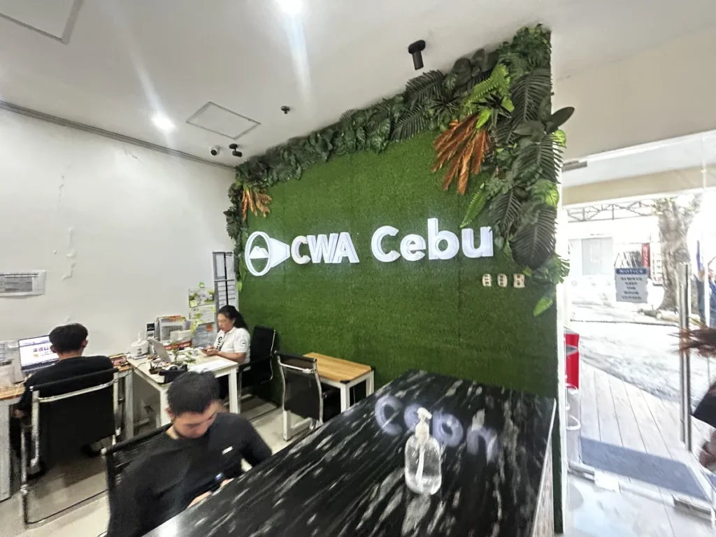 필리핀 CWA어학원 로비 CWA Cebu 그린월과 데스크