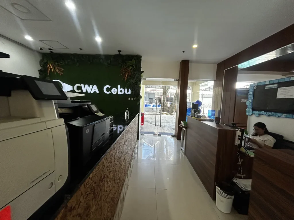 필리핀 CWA어학원 로비 CWA Cebu 사인과 복합기 카운터