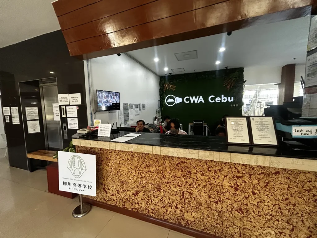 필리핀 CWA어학원 로비 안내데스크 CWA Cebu 그린월