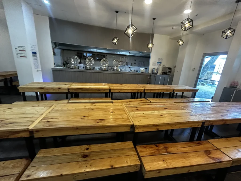 필리핀 CWA어학원 식당 원목 테이블과 배식대